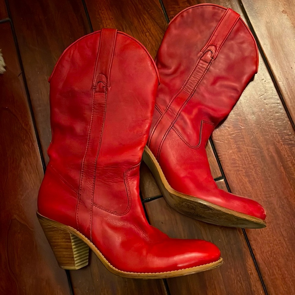 Red hot cow boy boots. Great condition size 6 leather so soft Size 37 Nordstrom